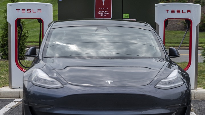 Tesla llama a revisión a sus vehículos que pueden no atender señales de "Alto"./Foto: AFP