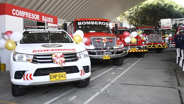 Los vehículos recibieron la bendición del sacerdote de la iglesia católica./Foto: Jorge Gutiérrez - La Opinión