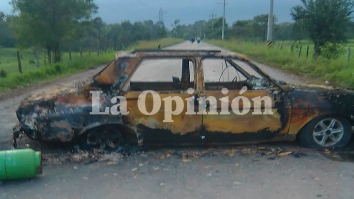 Incineraron el supuesto carro bomba que bloqueaba la vía a Tibú./Foto: cortesía