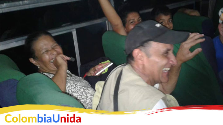 En un andén bogotano, miembros de esta familia de 11 migrantes (cuatro generaciones) personas dan la pelea por llevar a casa unos pesos para poder comer.