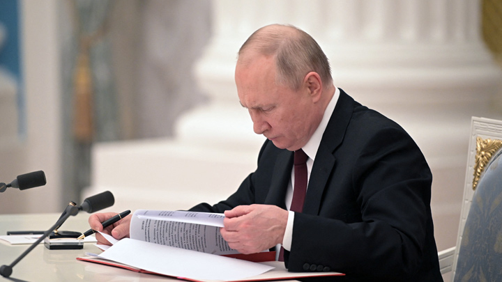 Vladimir Putin firmó "acuerdos de amistad y ayuda mutua" con las regiones separatistas prorrusas. / Foto: AFP 