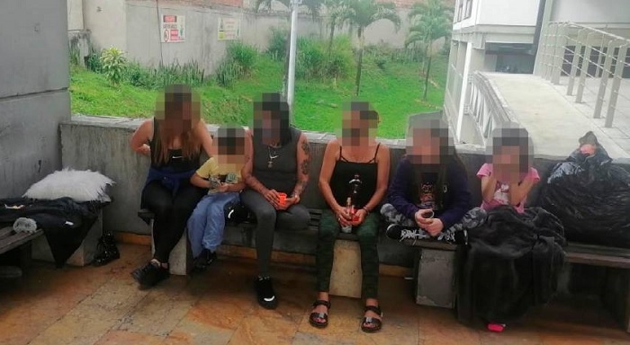 Las mujeres han pasado las últimas noches durmiendo en las afueras de la sala de denuncias del búnker de la Fiscalía, en Medellín.