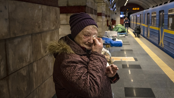 Adultos mayores en el metro de Ucrania.