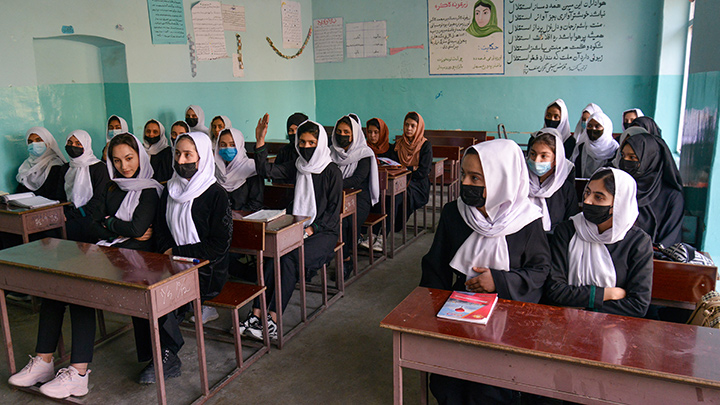Mujeres en escuela de Afganistán