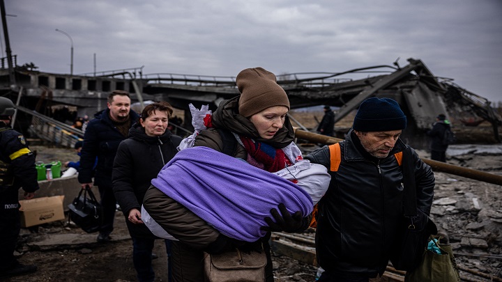 Ucranianos escapan a los bombardeos de las fuerzas rusas