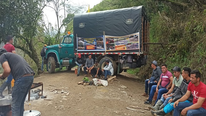 Campesinos bloquean las vías de acceso al municipio de Hacarí para exigir cumplimiento a los programas de gobierno.