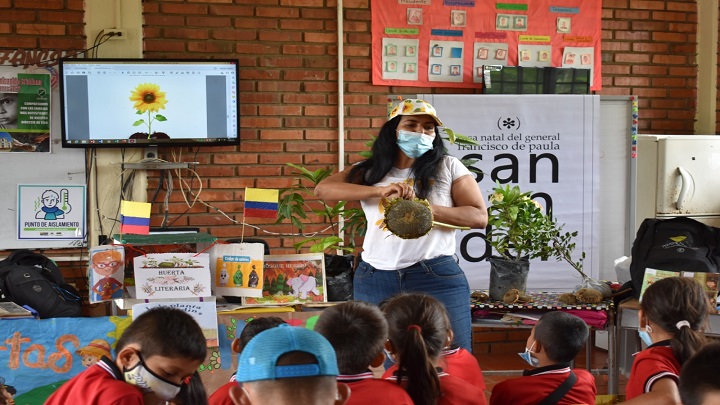 Como un estímulo para desarrollar el hábito de la lectura en el aprendizaje de buenas prácticas para la siembra, el abono y la germinación de semillas, la Alcaldía de Cúcuta, lleva a cabo la iniciativa “Huertas Literarias” que favorece a niños y niñas de las zonas rurales y urbanas.