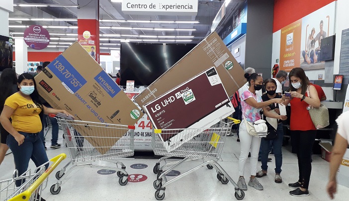 Personas acudieron a comprar a los centros comerciales en este primer Día Sin Iva en Cúcuta.