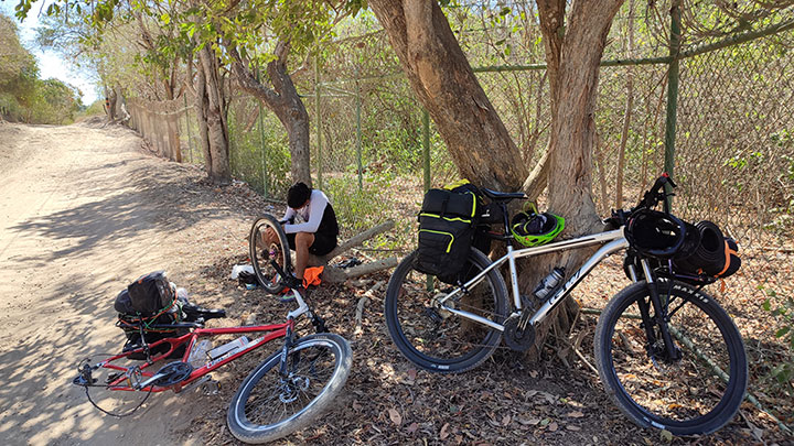 Sebastián Manrique y Mario Arias, aventureros en bicicleta. 
