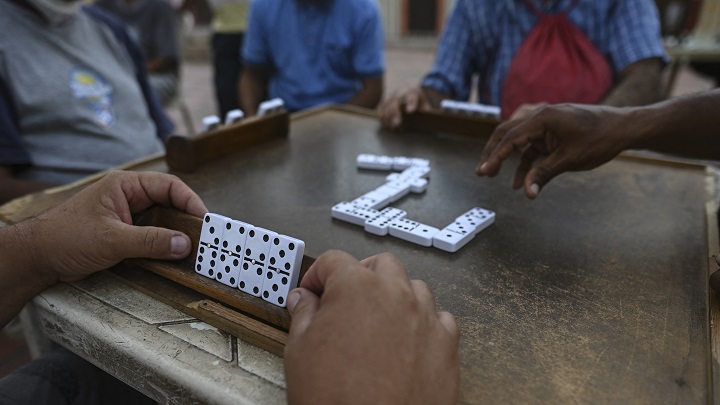 Dominó, el maestro de los juegos en Venezuela y un juego de maestros./Foto: AFP