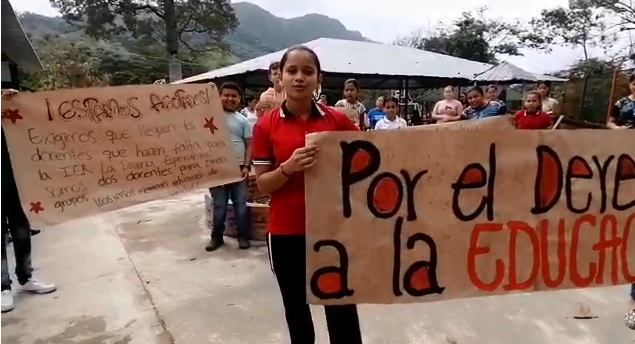 estudiantes del colegio del corregimiento Luis Vero protestan por la falta de profesores./Foto cortesía