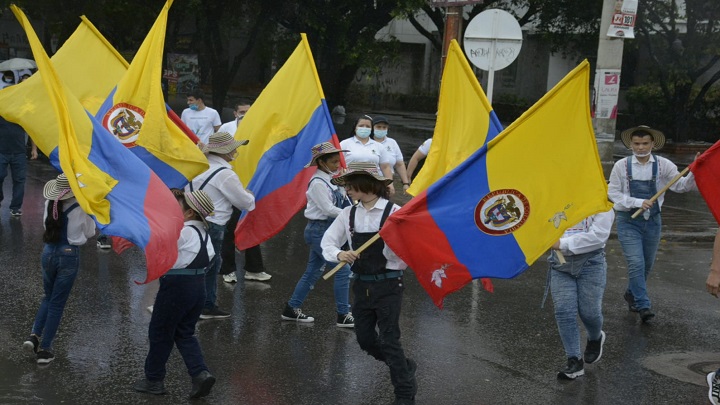Con banderas de Colombia y portando camisetas blancas los cucuteños alzaron su voz de protesta./Foto: Juan Pablo Cohen - La Opinión