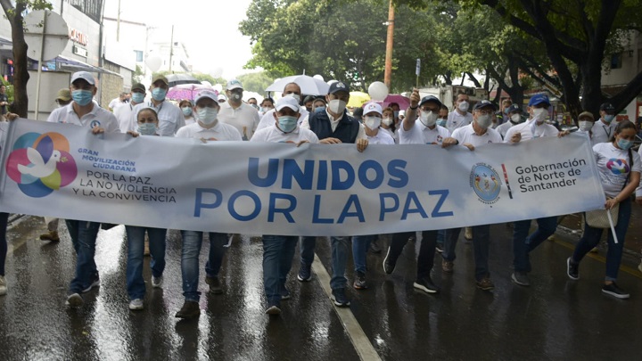 La comunidad marchó con pancartas exigiendo paz en todo el territorio nortesantandereano./Foto: Juan Pablo Cohen - La Opinión