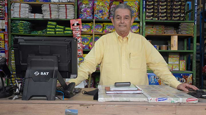 Benigno Sandoval lleva 50 años vendiendo en Cebanastos/Foto Pablo Castillo