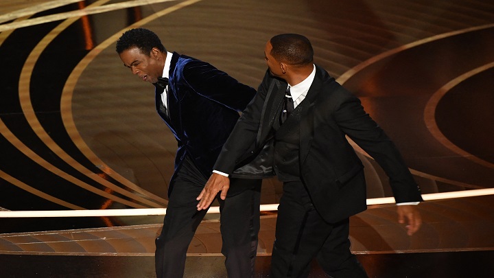 Will Smith cacheteó a Chris Rock para defender a su esposa en los Óscar./Foto: AFP
