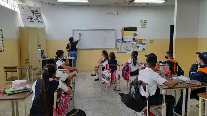 Estudiantes presentan deficiencias en materias prácticas tras dos años de pandemia. / Foto: Anggy Polanco / La Opinión