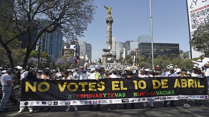 Mexicanos van este domingo a un referéndum presidencial 