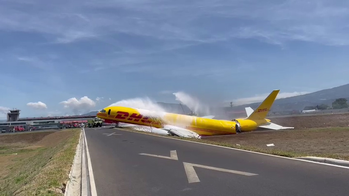 Video: Un avión de carga se partió en dos en aeropuerto de Costa Rica