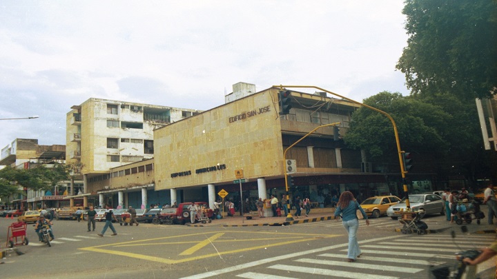 El edificio San José construido en 1950 en la Av. Sexta con calle 11. Foto: Archivo/ La Opinión.