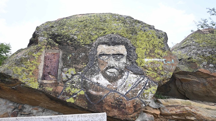 Imagen tallada de Jesús sobre una piedra en el Mirador Turístico. / Foto: Jorge Gutiérrez / La Opinión 
