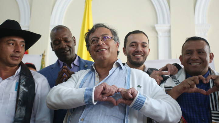 Tras las fuertes críticas de Gutiérrez, Petro defendió su propuesta de "perdón social"