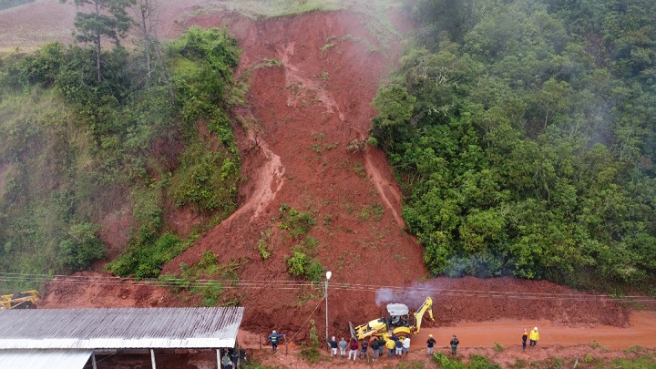 Vialidad en zona de montaña se ha visto fuertemente afectada tras las lluvias. Foto Protección Civil Táchira 