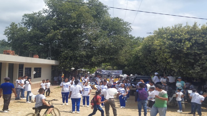 Cientos de habitantes del corregimiento La Gabarra, en el municipio Tibú, se movilizaron este sábado en esta región del Catatumbo para conmemorar el día de la memoria y la solidaridad para las víctimas