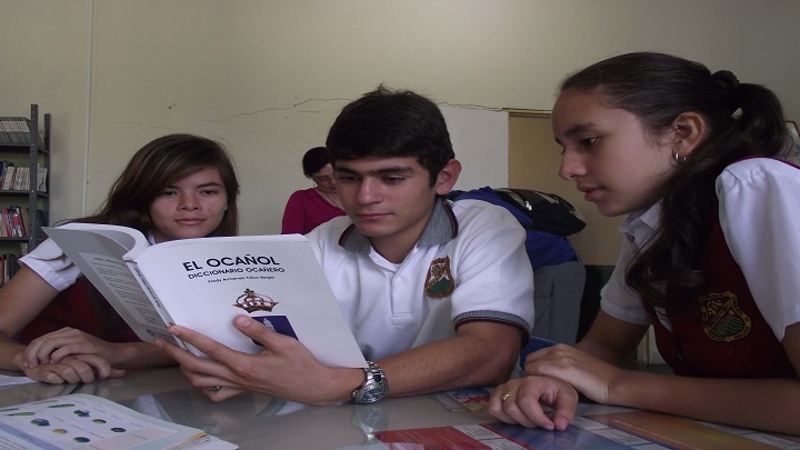 Los estudiantes consultan los vocablos propios de la región.