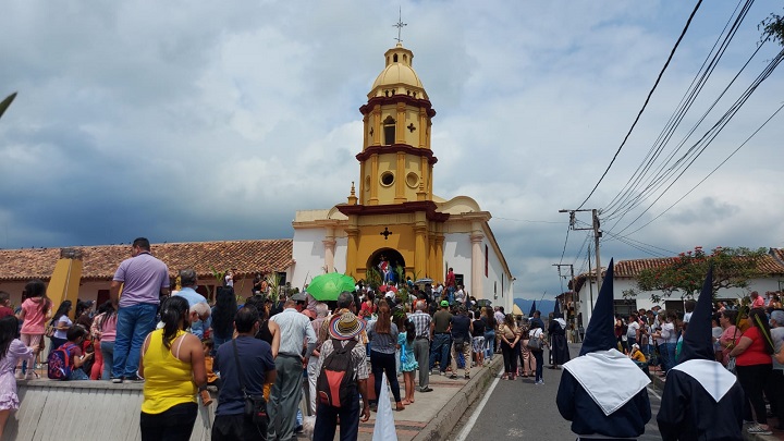 Miles de turistas arriban a la Hidalga Villa para participar en los actos litúrgicos de Semana Santa en Ocaña.