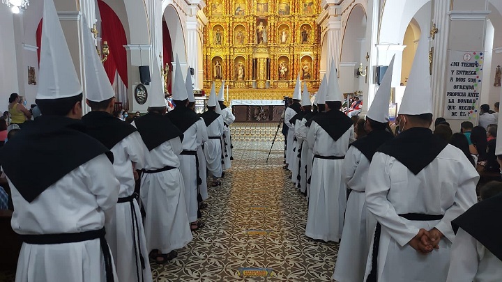 Con inmenso fervor religioso participan de los actos litúrgicos en los templos de la región.