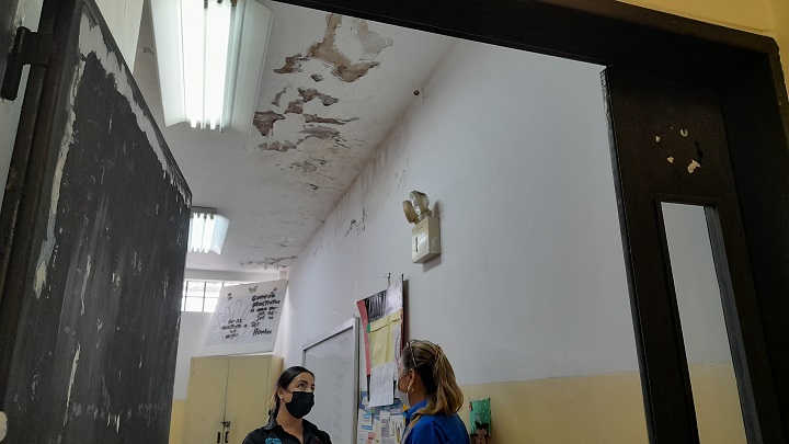 Paredes y techos de varias instituciones tienen filtraciones. Foto: Anggy Polanco / La Opinión