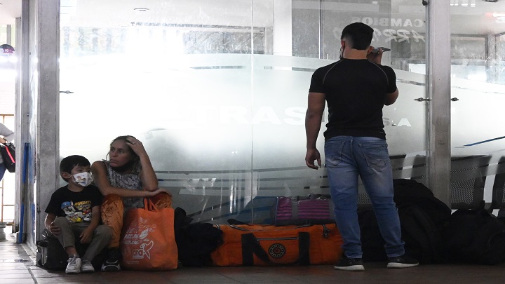 Piden a los viajeros llegar con anticipación. / Foto: Jorge Gutiérrez / La Opinión 