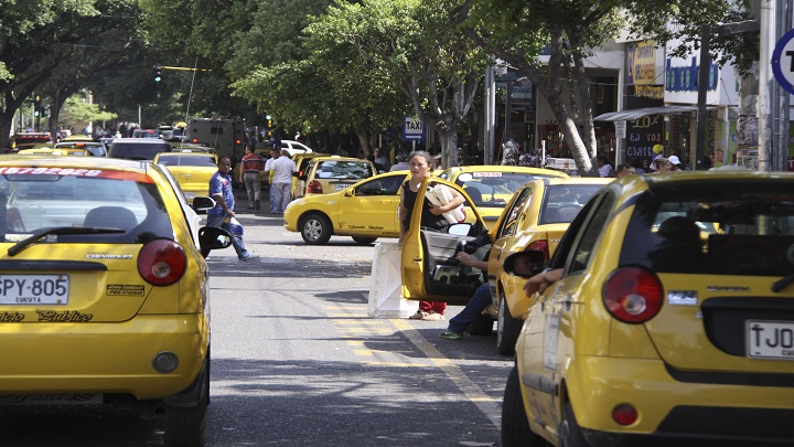 Taxistas subieron tarifa mínima y aún no hay decreto
