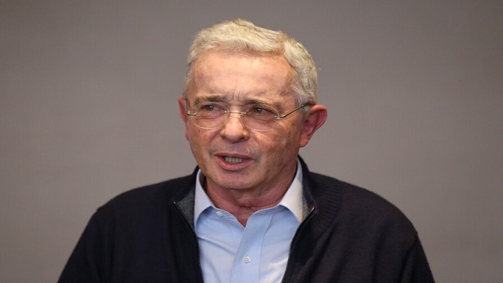 Rechazan preclusión del caso por soborno contra Uribe