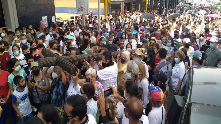 Los feligreses oran por el cese de la pandemia. Foto Diócesis de San Cristóbal