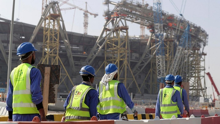 FIFA debe indemnizar a trabajadores de estadios en Catar por abusos laborales