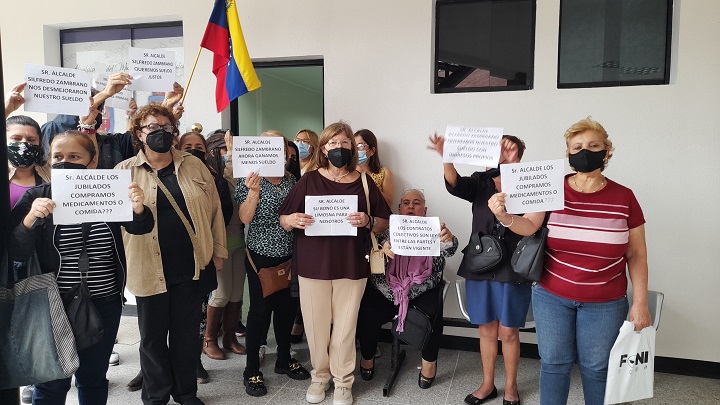 Docentes jubilados protestaron en la Alcaldía de San Cristóbal por la disminución de sus sueldos. / Foto : Anggy Polanco / La Opinión 