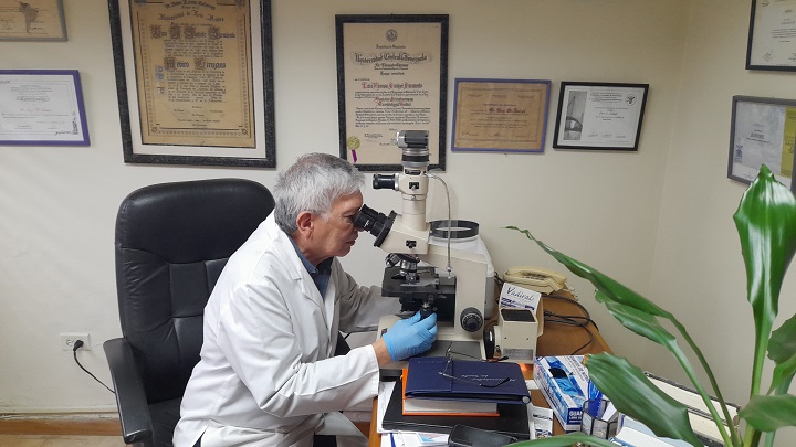 Pie de foto: Luis Alfonso Santa Fe, médico microbiólogo tachirense. / Foto: Anggy Polanco / La Opinión  