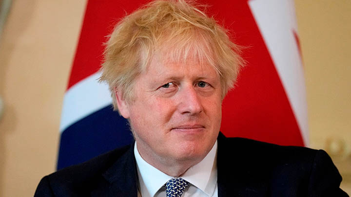 Nuevas fotos de Boris Johnson bebiendo licor 