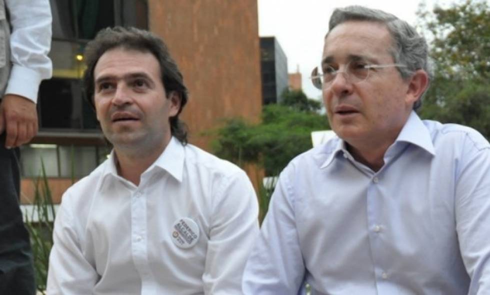 Federico Gutiérrez, aspirante a la Casa de Nariño y Álvaro Uribe Vélez, expresidente de Colombia.