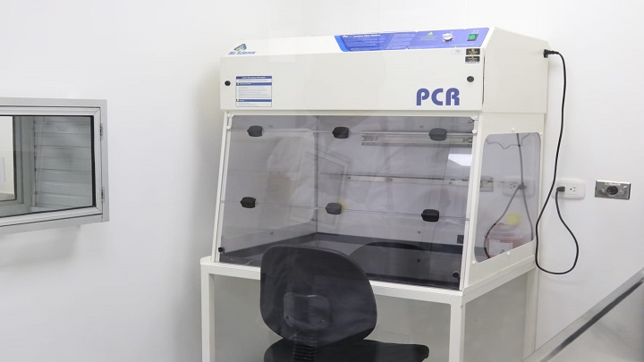 Equipo para pruebas PCR. / Foto: Cortesía / La Opinión 