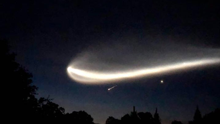 Este inusual efecto fue provocado por el lanzamiento del cohete SpaceX Falcon 9 desde el Centro Espacial Kennedy en Florida