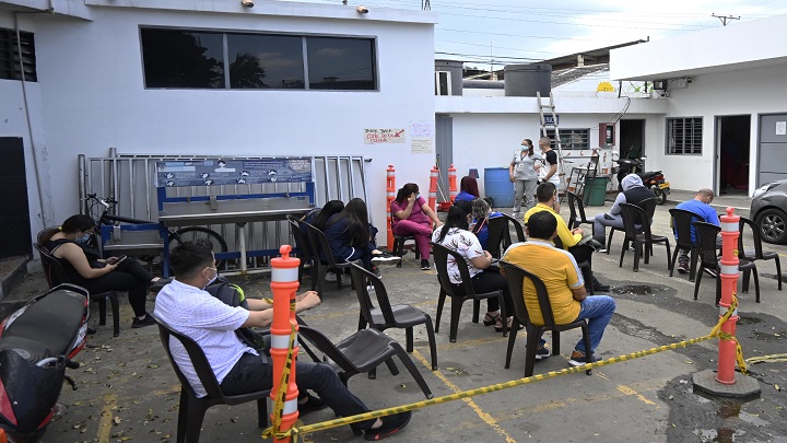 En la Central de Transportes se realizan pruebas gratis de COVID. / Foto: Jorge Gutiérrez / La Opinión 