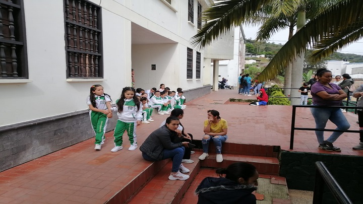 Niños del Colegio Cayetano Franco Pinzón del municipio de San Calixto adelantaron una jornada de protesta por la falta de maestro en la básica primaria. / Foto: Cortesía / La Opinión 