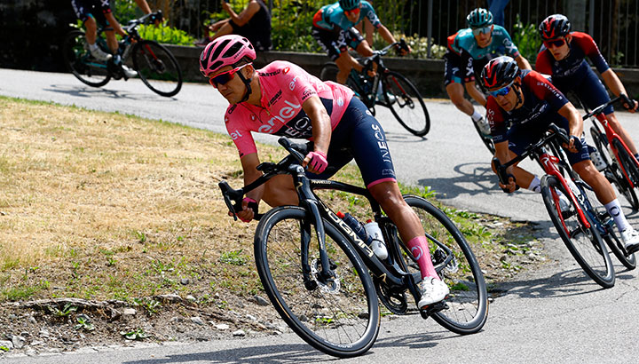 Richard Carapaz sigue de líder en el Giro de Italia. 