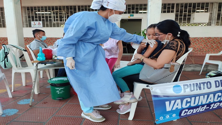 ●	En la ciudad inició una vacunatón contra el coronavirus en Instituciones Educativas. / Foto: Cortesía / La Opinión 