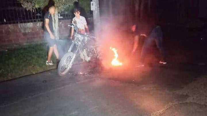El 7 de mayo desconocidos quemaron unas motos en Aguaclara./Foto: cortesía