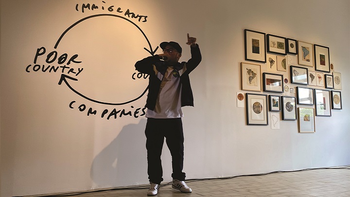 'Ahiman' inauguró la sala de exposición rapeando en el Museo de Inmigración.