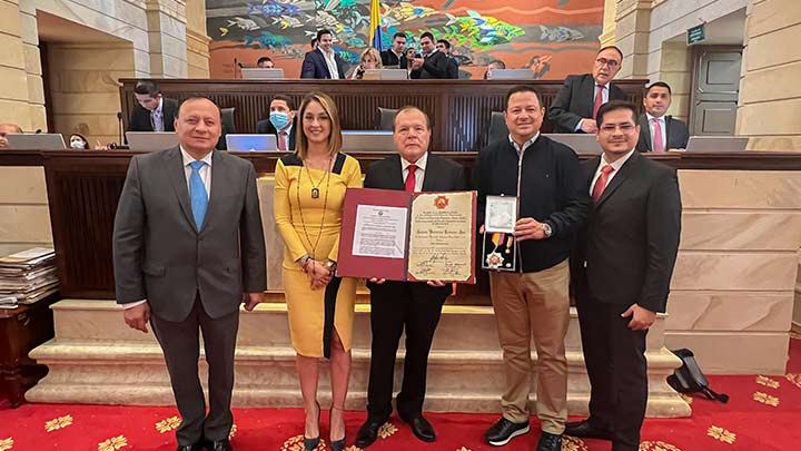 IBES Instituto Bolivariano recibió condecoración de la Cámara de Representantes./Foto CORTESÍAiNSTITUTO bOLIVARIANO