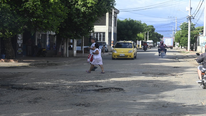 Son muchas las vías del barrio que presentan mal estado. JAC pide pavimentación del tramo principal. / Foto: Jorge Gutiérrez/La Opinión